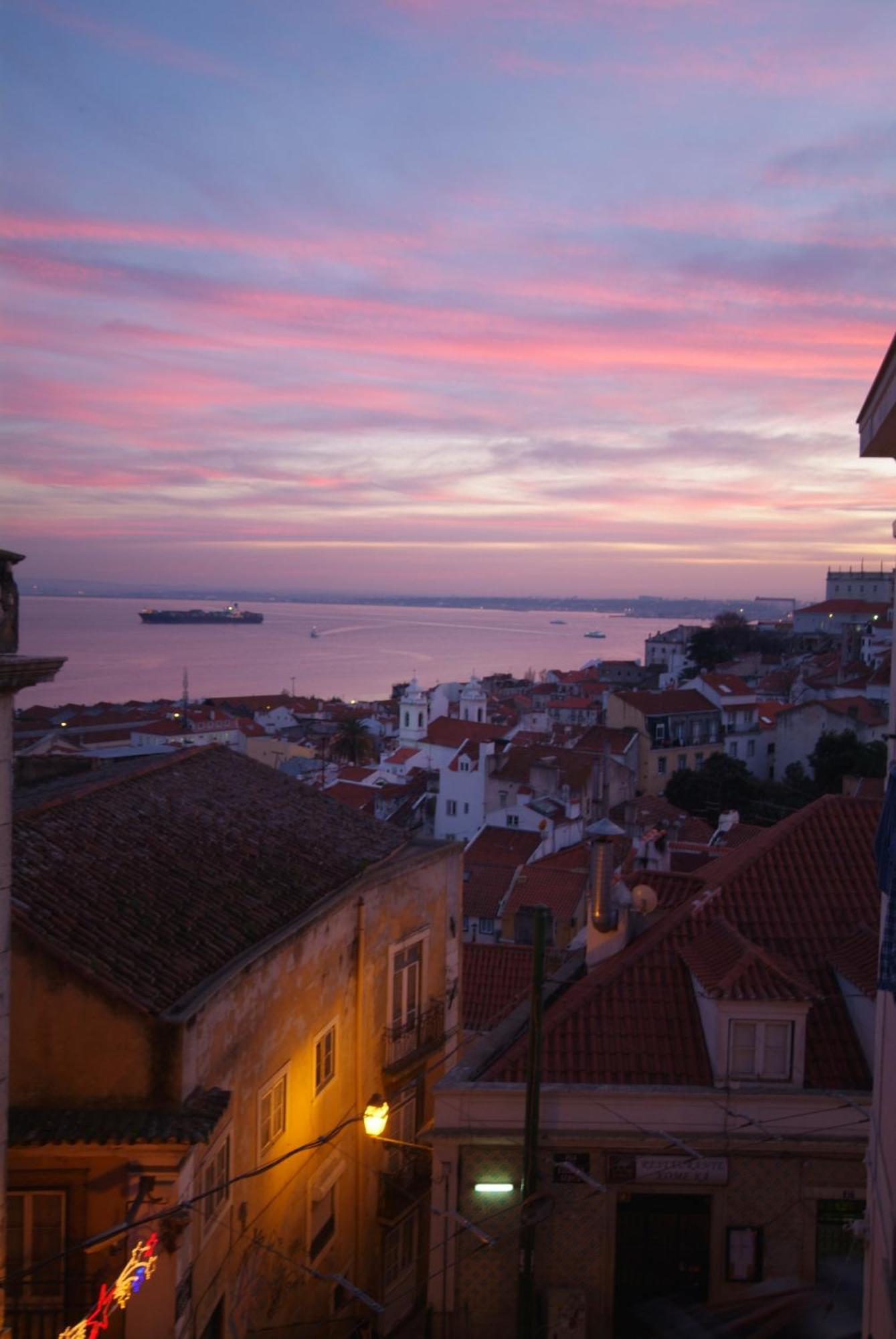 Alfama Patio Apartments Lisbon Bagian luar foto